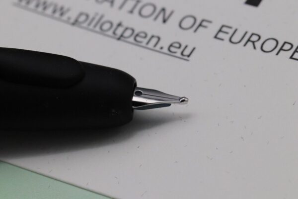 Pilot Capless Matte Black Fountain Pen - 18k Broad Nib - Image 3
