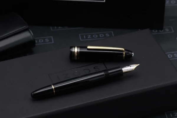 Montblanc Meisterstuck 147 Traveller Gold Line Fountain Pen with Pouch - Image 2